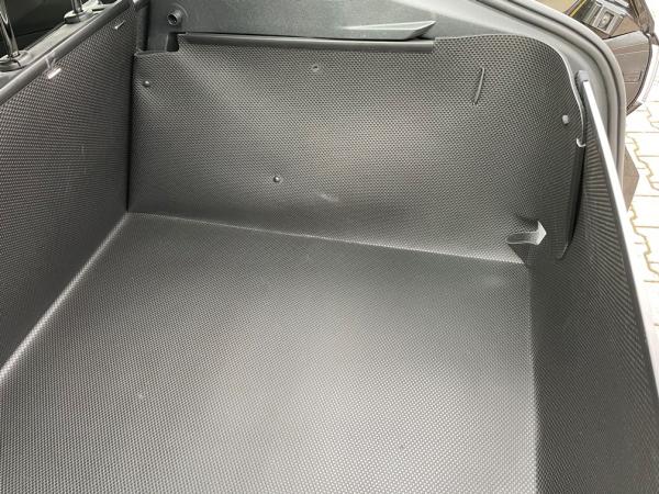 Alle Wände des Kofferraumschutzes --inhaenger- für ID.5 liegen exakt an, wie wenn er zur Erstausstattung des Fahrzeugs gehören würde.